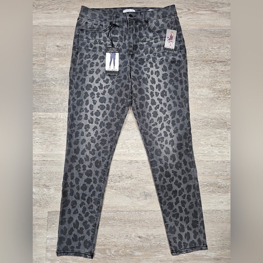 Sofia Vargara hi-rise curvy ankle,